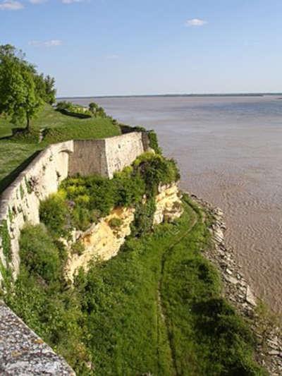 Blaye citadelle de blaye dominant l estuaire de la gironde route touristique de la gironde guide touristique de l aquitaine