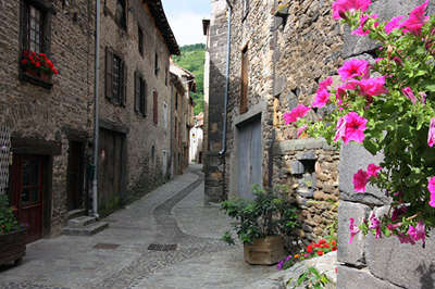 Blesle les ruelles plus beaux villages de france routes touristiques de haute loire guide touristique auvergne