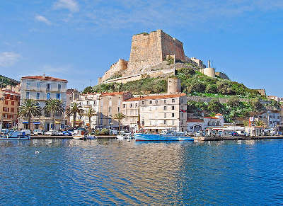 Bonifacio la marine et le bastion de l etendard routes touristiques en corse du sud guide du tourisme de la corse