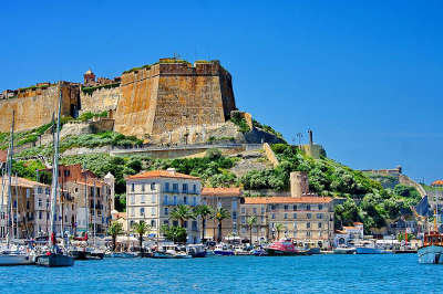 Bonifacio la ville haute routes touristiques en corse du sud guide du tourisme de la corse