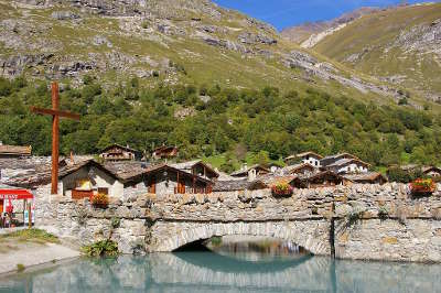 Bonneval sur arc vieux pont a l entree du village routes touristiques de savoie guide touristique de rhone alpes