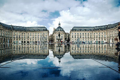 Bordeaux la place de la bourse derriere son miroir d eau routes touristiques en gironde guide du tourisme nouvelle aquitaine 1