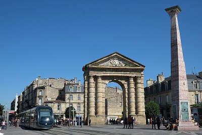 Bordeaux porte d aquitaine et obelisque d ivan theimer place de la victoire routes touristiques en gironde guide du tourisme nouvelle aquitaine