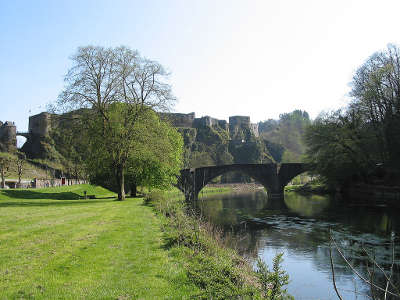 Bouillon la semois le vieux pont et le chateau routes touristiques dans les ardennes guide du tourisme grand est