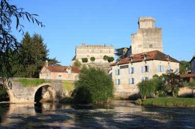 Bourdeilles le chateau et le pont gothique routes touristiques de la dordogne guide du tourisme d aquitaine