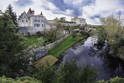 Bourdeilles routes touristiques de la dordogne guide du tourisme d aquitaine