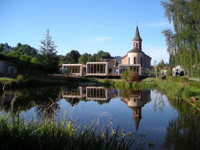 Bourg bruche l etang et la nouvelle ecole en bois route des vosges centrales guide du tourisme du bas rhin alsace