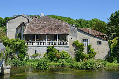 Brantome maison a galerie route touristique de la dordogne guide du tourisme en nouvelle aquitaine