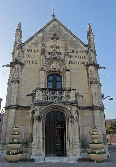 Breteuil sur iton mairie au style neogothique routes touristiques de eure guide touristique de haute normandie