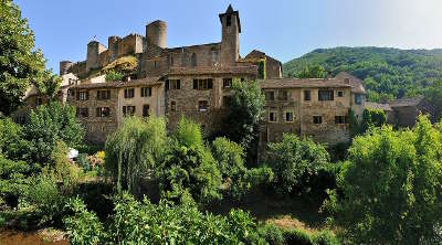 Brousse le chateau plus beaux villages de france le village sous le chateau routes touristiques de aveyron guide du tourisme midi pyrenees