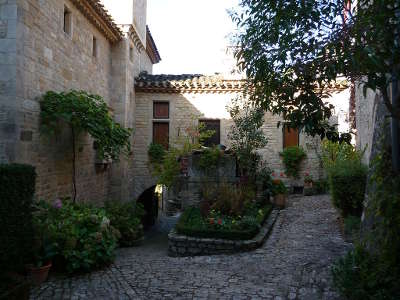 Bruniquel plus beau village une ruelle pavee routes touristiques du tarn et garonne guide du tourisme midi pyrenees