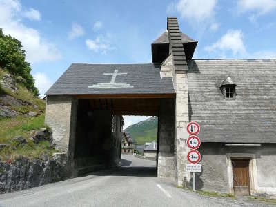 Cadeac la chapelle notre dame de pene tailhade et son porche ou passe la route departementale 929 la route des cols des pyrenees guide touristique des hautes pyrenees