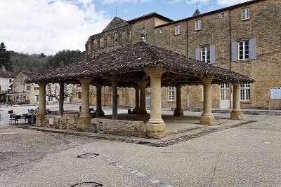 Cadouin la halle medievale routes touristiques de la dordogne guide du tourisme d aquitaine