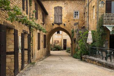 Cadouin ruelle de la cite medievale routes touristiques de la dordogne guide du tourisme d aquitaine