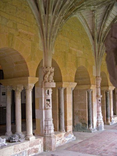 Cadouin salle capitulaire de l abbaye routes touristiques de la dordogne guide du tourisme d aquitaine