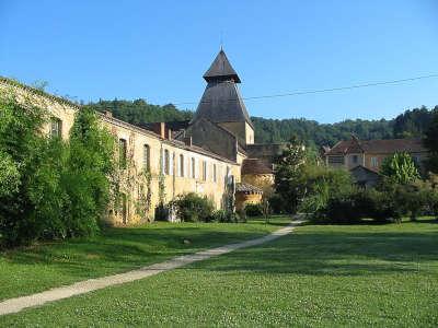 Cadouin vue de l abbaye routes touristiques de la dordogne guide du tourisme d aquitaine