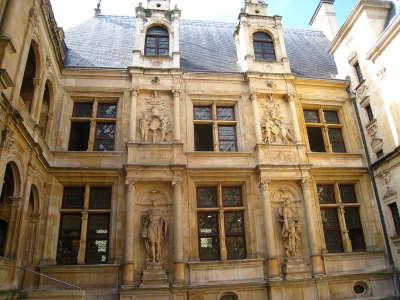 Caen ville d art et d histoire hotel d escoville routes touristiques du calvados guide touristique de normandie