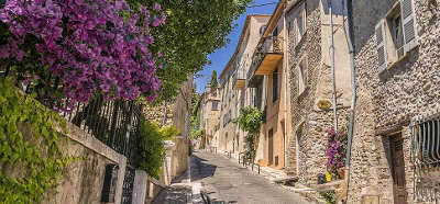 Cagnes sur mer rue du haut de cagnes routes touristique des alpes maritime guide du tourisme provence alpes cote d azur