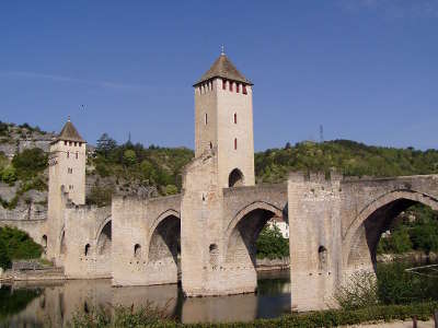 Cahors ville d art et d histoire le pont velentre routes touristiques du lot guide touristique midi pyrenees