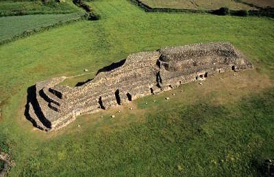 Cairn de barnenez routes touristiques dans le finistere guide du tourisme en bretagne