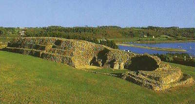 Cairn de barnenez vu de la baie de morlaix routes touristiques dans le finistere guide du tourisme en bretagne