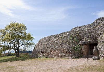 Cairn de gavrinis entree road trip dans le morbihan guide touristique de la bretagne