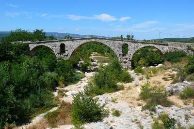 Calavon le pont julien enjambant le calavon a la hauteur de bonnieux routes touristiques du vaucluse guide du tourisme de provence alpes cote d azur