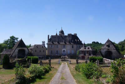 Calvinet chateau de la mothe route des plus beaux villages cantaliens routes touristiques du cantal guide du tourisma auvergne