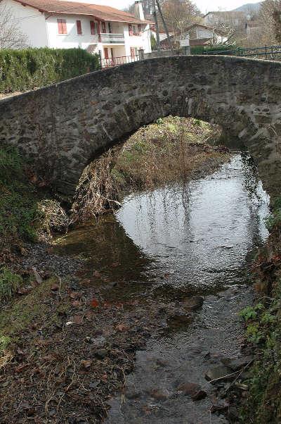 Cambo les bains pont romain sur l angelu route touristique des pyrenees atlantiques guide touristique de l aquitaine