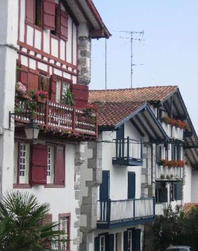 Cambo les bains rue du centre route touristique des pyrenees atlantiques guide touristique de l aquitaine