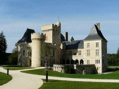 Campagne en perigord le chateau routes touristiques de la dordogne guide du tourisme d aquitaine
