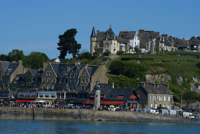 Cancale la jetee et vue sur la ville basse routes touristiques dans l ille et vilaine guide du tourisme en bourgogne