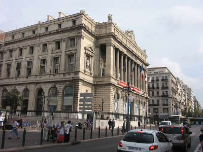 Canebiere et le palais de la bourse de marseille routes touristiques des bouches du rhone guide du tourisme de paca