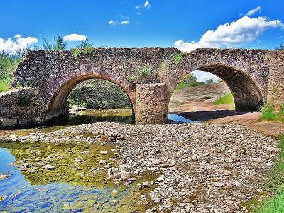 Cannet des maures pont romain sur le ruisseau des mourgues routes touristiques du var guide touristique de la provence alpes cote d azur