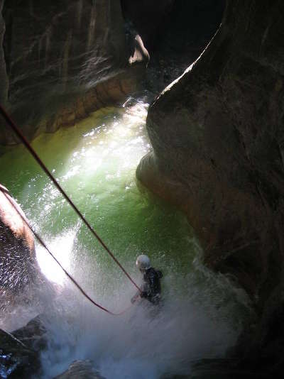 Canyoning dans les gorges du pont du diable massif des bauges guide touristique de la savoie rhone alpes