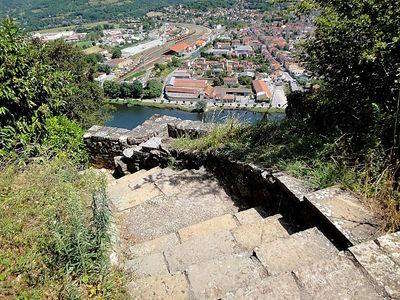 Capdenac le haut escalier la fontaine romaine dite des anglais plus beau village routes touristiques du lot guide touristique midi pyrenees