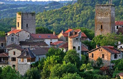 Cardaillac plus beau village tours de sagnes de l horloge et ronde qui surplombent les maisons routes touristiques du lot guide touristique midi pyrenees