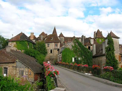 Carennac plus beau village vue du village routes touristiques du lot guide touristique midi pyrenees