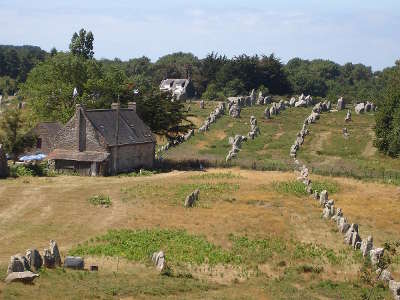 Carnac alignement de menhir routes touristiques dans le morbihan guide du tourisme en bretagne