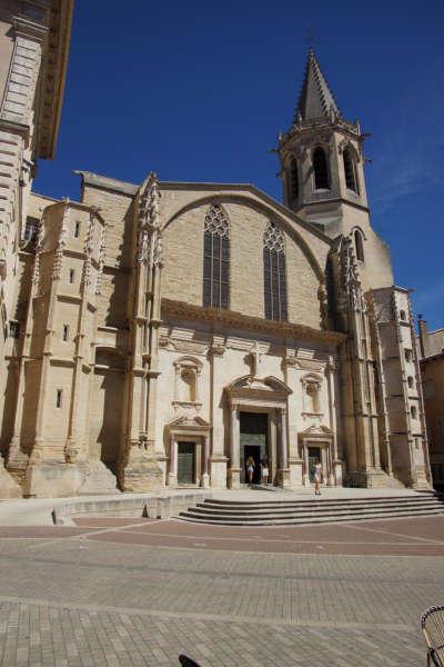 Carpentras cathedrale saint siffrein routes touristiques du vaucluse guide touristique de provence alpes cote d azur