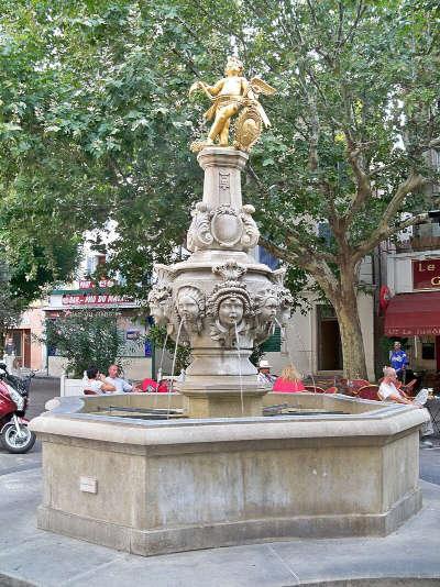 Carpentras fontaine de l ange routes touristiques du vaucluse guide touristique de provence alpes cote d azur