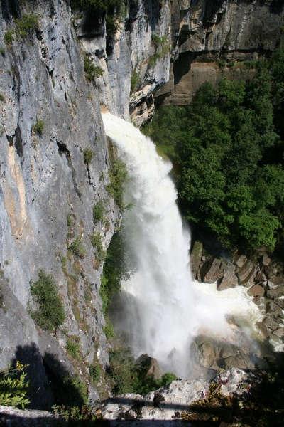 Cascade de cerveyrieu route touristique de ain guide du tourisme auvergne rhone alpes