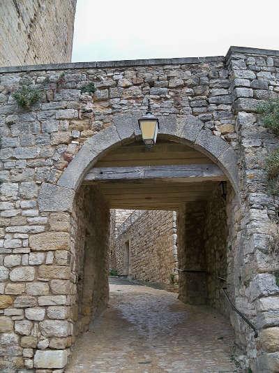 Caseneuve passage dit du chateau routes touristiques du vaucluse guide touristique de provence alpes cote d azur