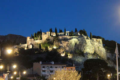 Cassis le chateau routes touristiques des bouches du rhone guide du tourisme de paca