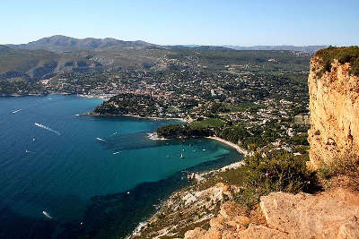 Cassis le port de cassis domine par les falaises de calcaire rose routes touristiques des bouches du rhone guide du tourisme de paca