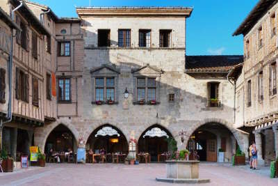 Castelnau de montmiral plus beau village place a arcade les routes touristiques du tarn guide du tourisme midi pyrenees