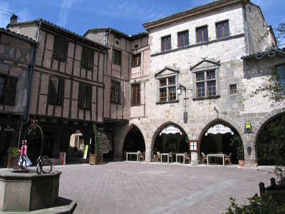 Castelnau de montmiral plus beau village place a arcade routes touristiques du tarn guide du tourisme midi pyrenees