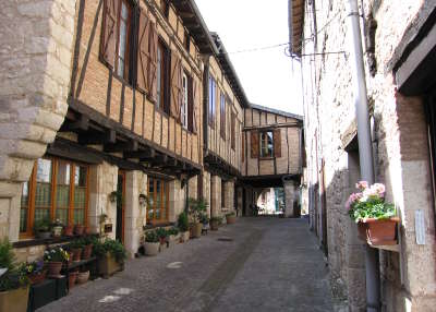 Castelnau de montmiral plus beau village ruelle routes touristiques du tarn guide du tourisme midi pyrenees