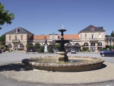 Castelnau magnoac place de l estelette routes touristique des hautes pyrenees guide du tourisme midi pyreneess
