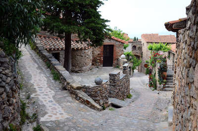 Castelnou ruelle plus beaux villages les routes touristiques des pyrenees orientale guide du tourisme occidanie